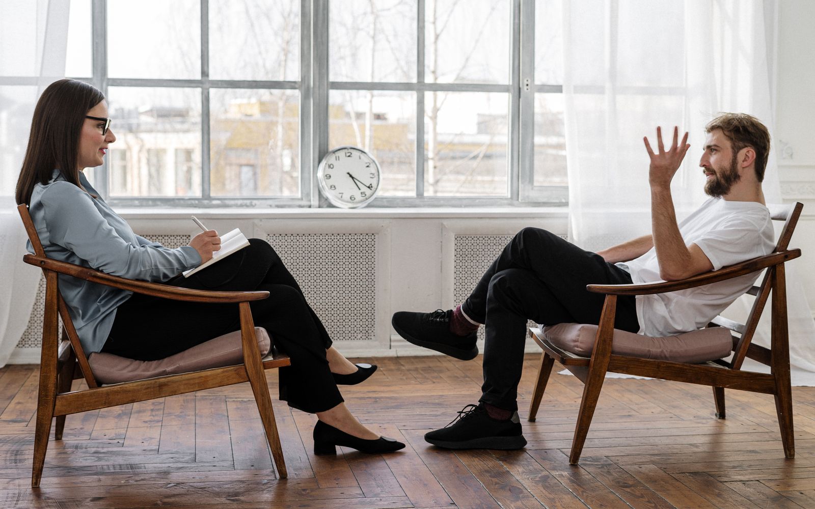 Psychologist and client in a calm therapy session